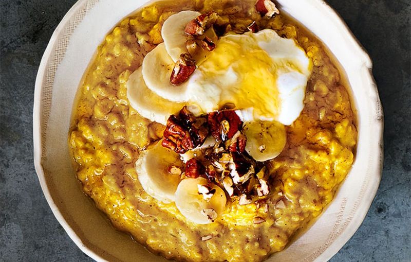 Turmeric Oatmeal With Honey and Banana