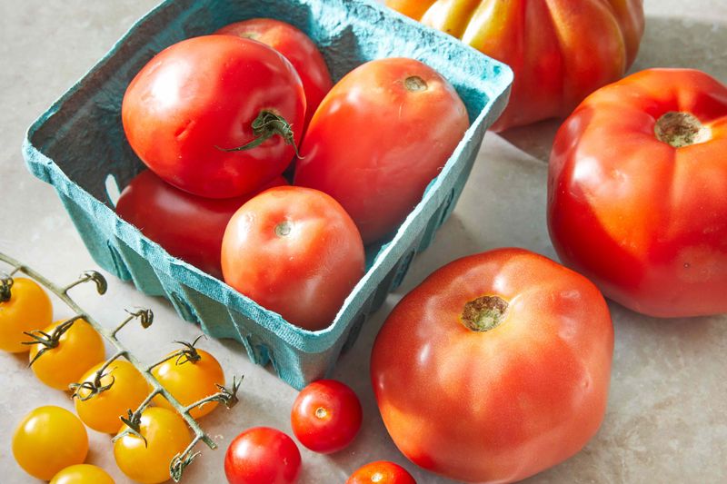 Do not stuff cracked tomatoes into a sealed bag or bin