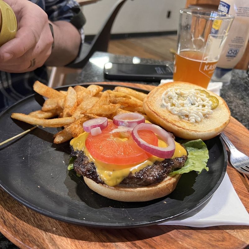 Alaska: The Moose's Tooth Cheeseburger