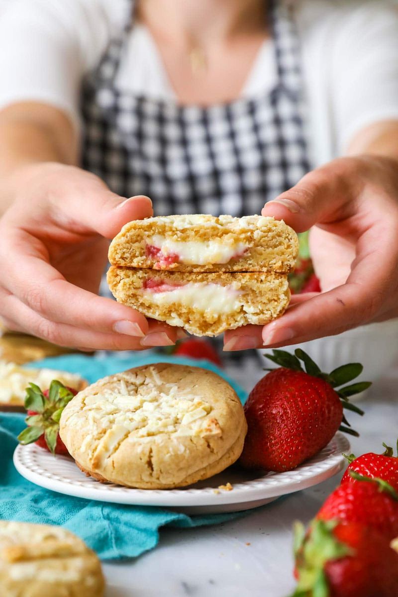 Strawberry cheesecake cookies