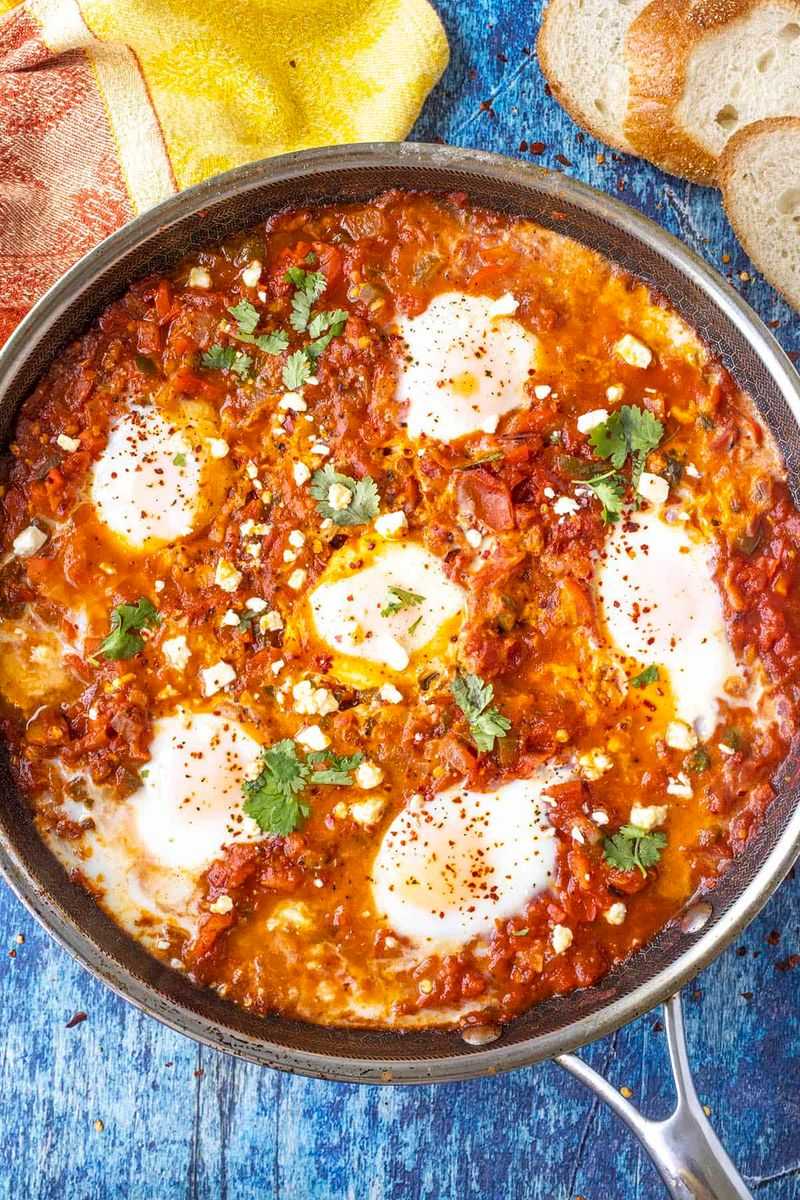 Shakshuka-style huevos en tomate