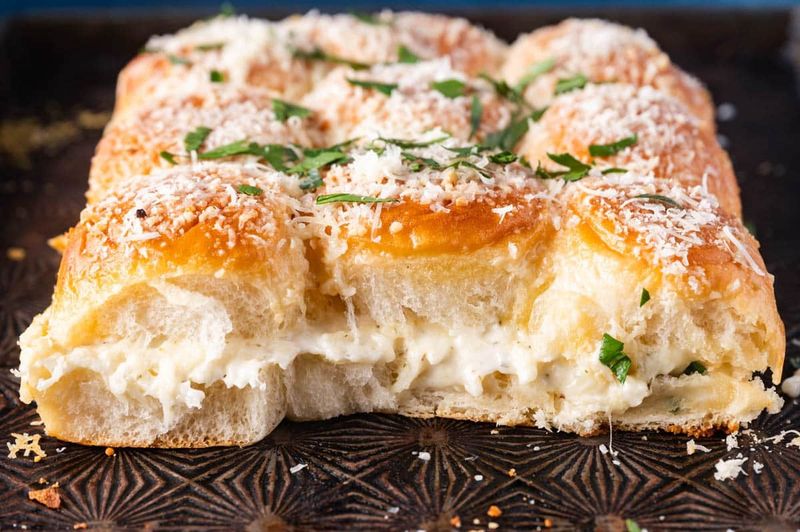 Garlic Bread Hawaiian Rolls