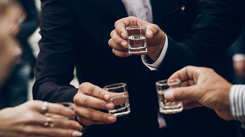 Drinking before a toast when toasts are expected