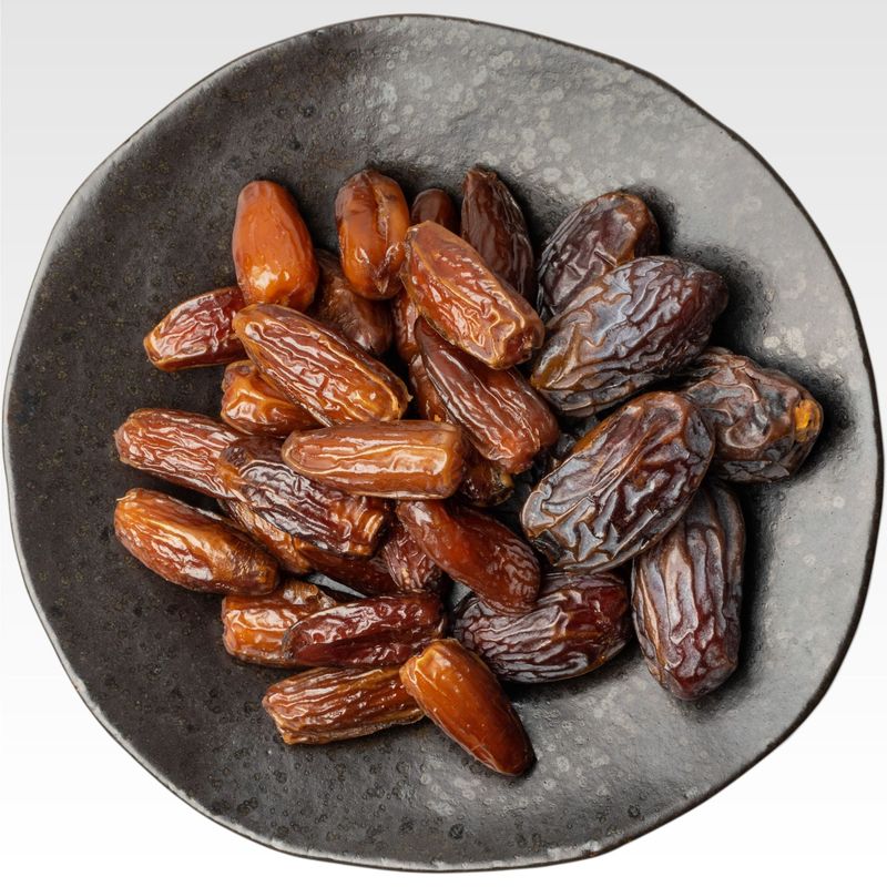 What two date varieties provide per 100 grams