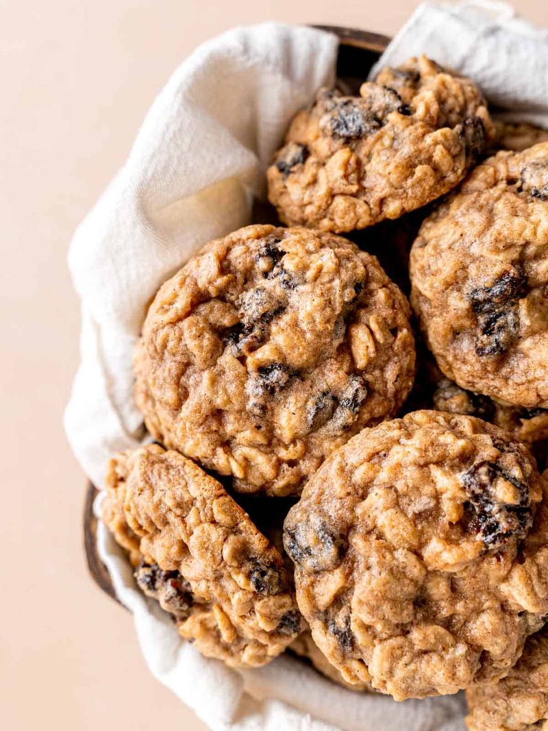 Raisin Oatmeal Cookies with Whole Wheat Flour