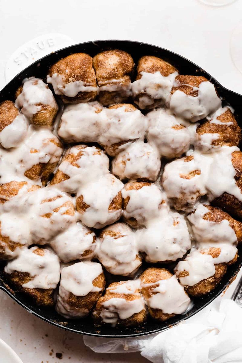 Warm cinnamon roll skillet bake