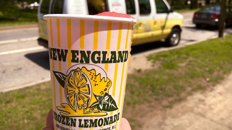 Del’s-style lemonade and frozen lemon drinks