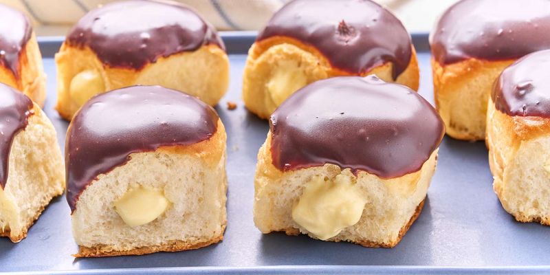 Boston Cream Hawaiian Rolls