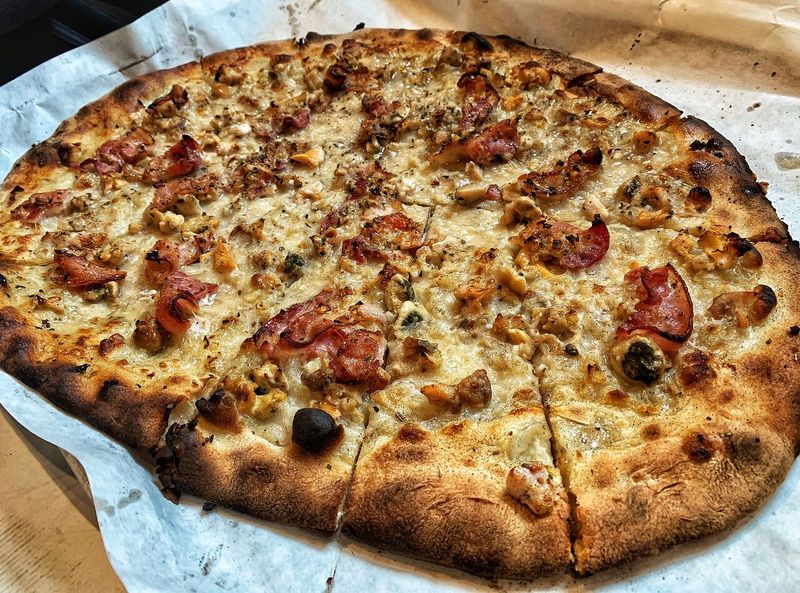 Connecticut: Bacon Clam Pizza