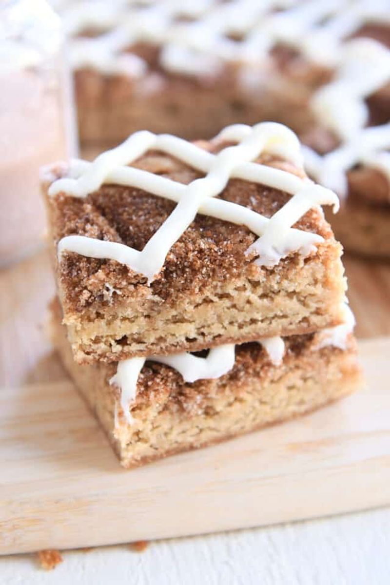 Cinnamon roll cookie bars