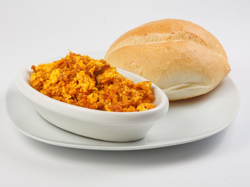 Salchicha Huachana con Huevos Revueltos