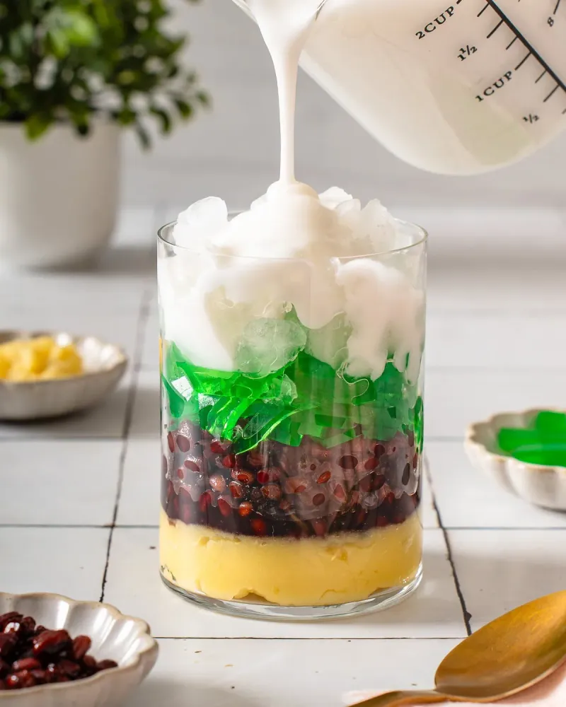 Vietnamese Che Ba Mau (Three-Color Dessert)