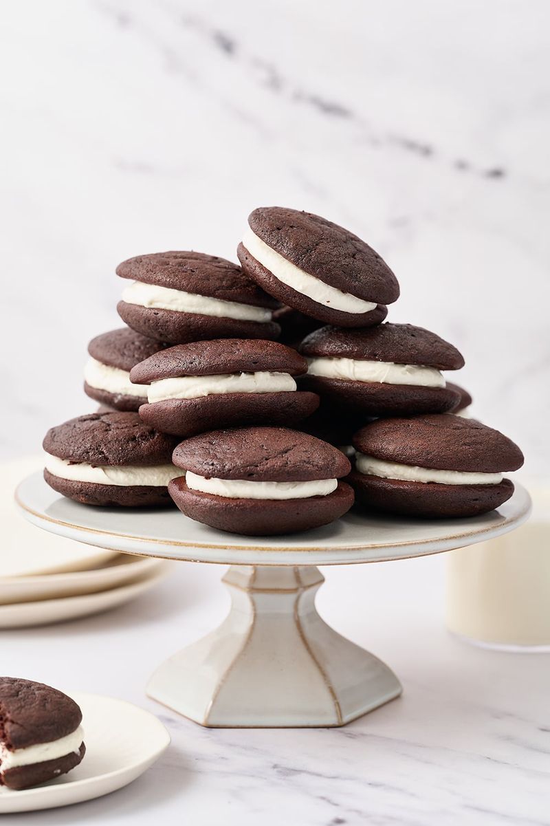 Whoopie pies (classic chocolate with creamy filling)