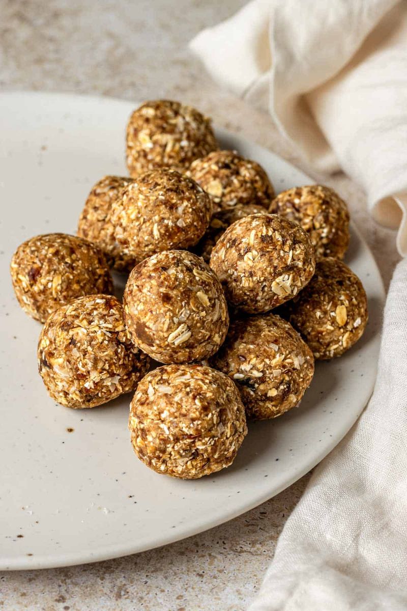 Energy Bites with Oats and Flax Seeds