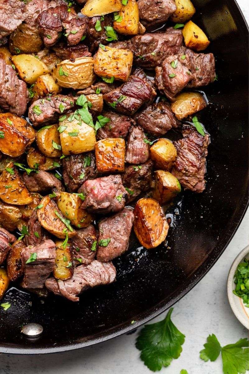 Steak bites with garlic butter and crispy potatoes
