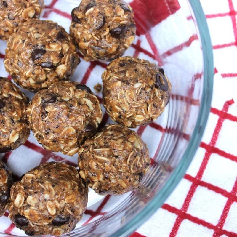 No-Bake Chocolate Oat Balls