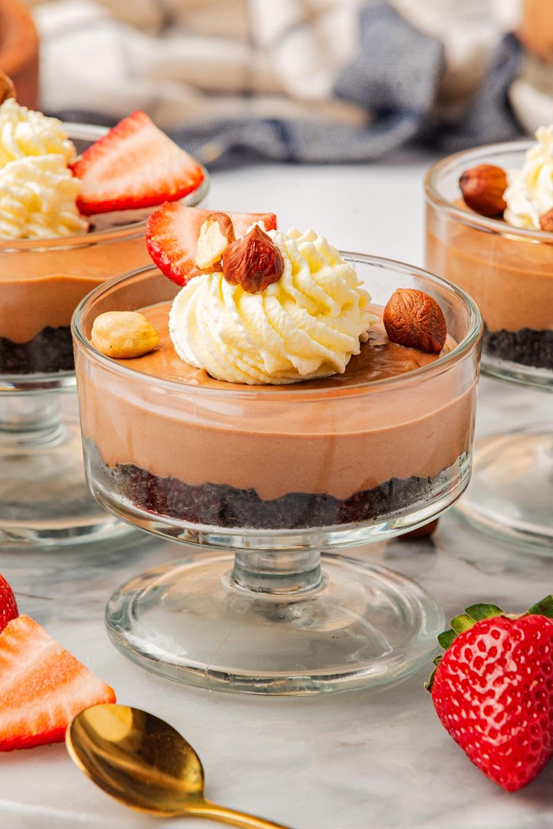 Nutella cream and hazelnut crumb cups