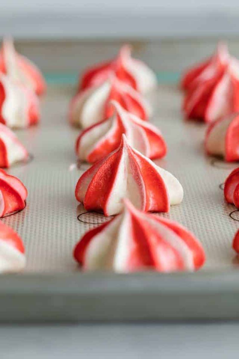 Peppermint meringue cookies