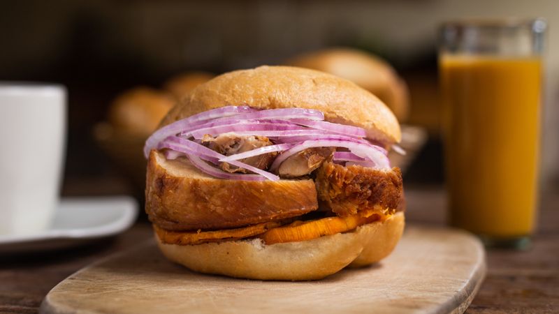 Pan con Chicharrón