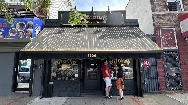 Totonno's Pizzeria Napolitano (Brooklyn, New York)