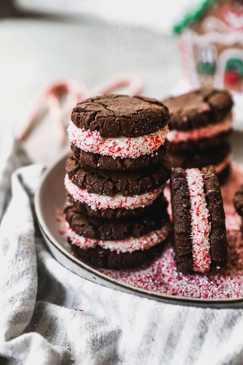Peppermint sandwich cookies with vanilla cream