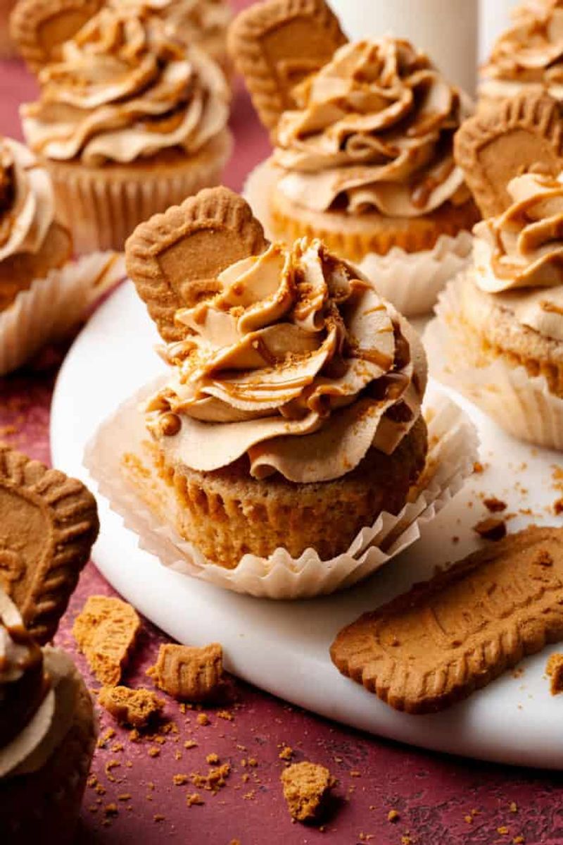 Biscoff cupcakes with cookie crumble