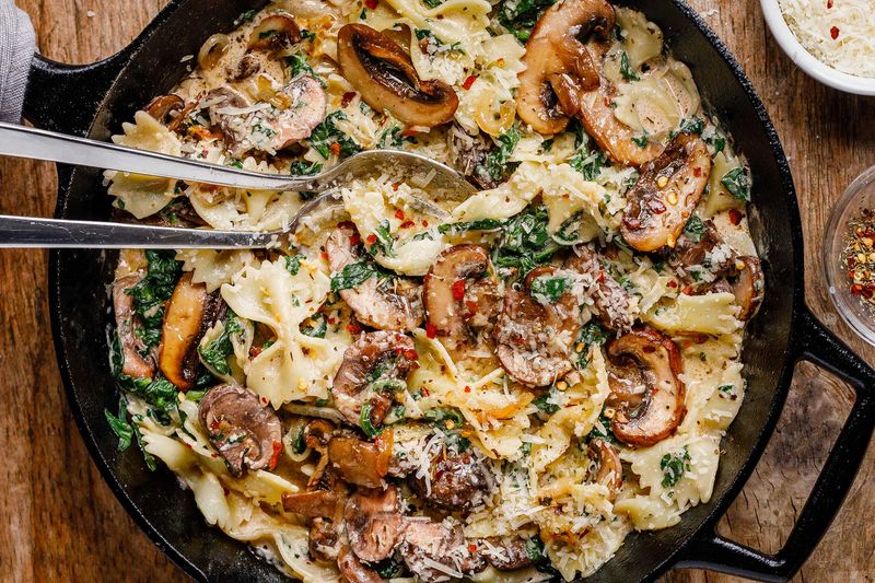 Spinach and Mushroom White Sauce Pasta
