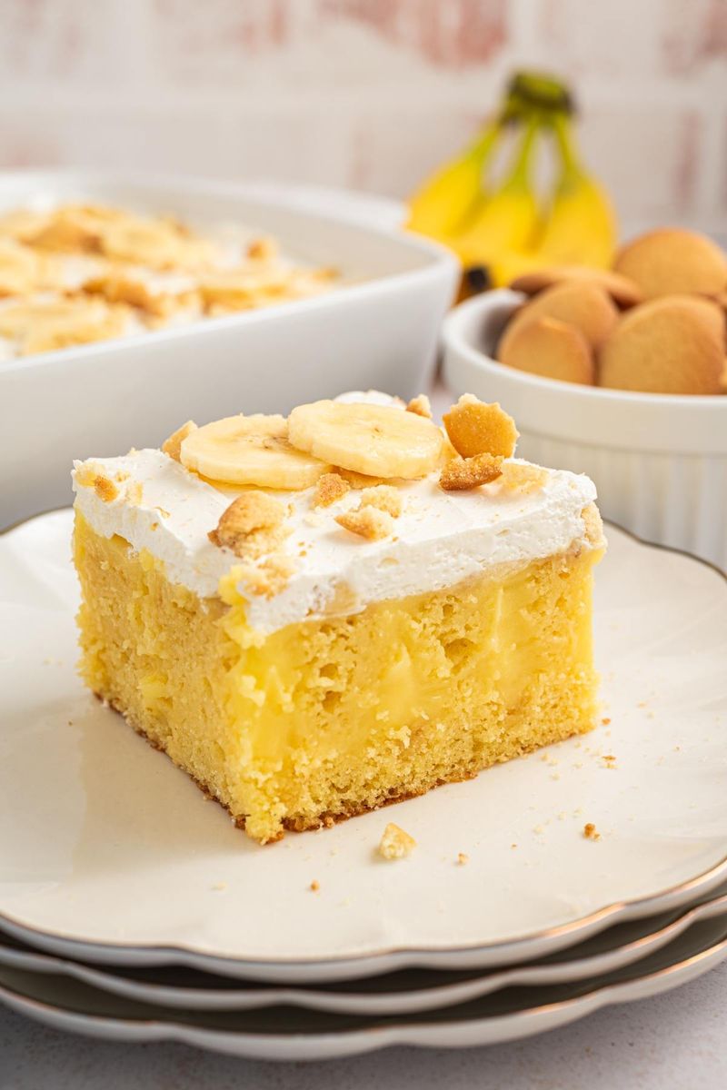 Banana pudding poke cake