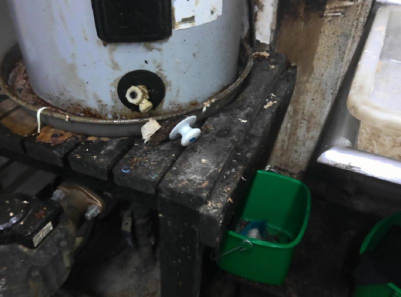 Condiment station that is messy or low effort