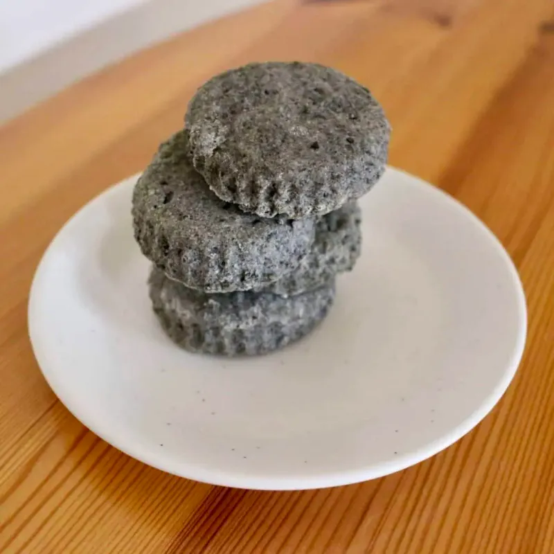 Black sesame shortbread