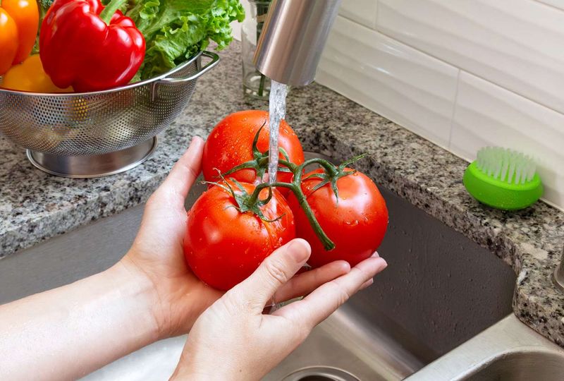 Wash the tomato and handle cut pieces promptly