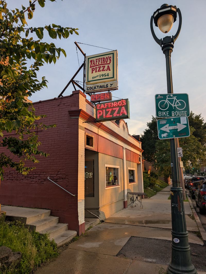 Wisconsin: Zaffiro's Pizza, Milwaukee