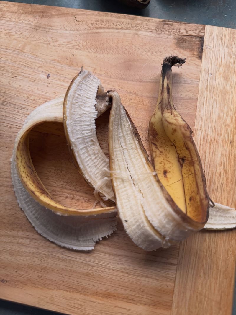 A raw peel is not a measured fertilizer dose