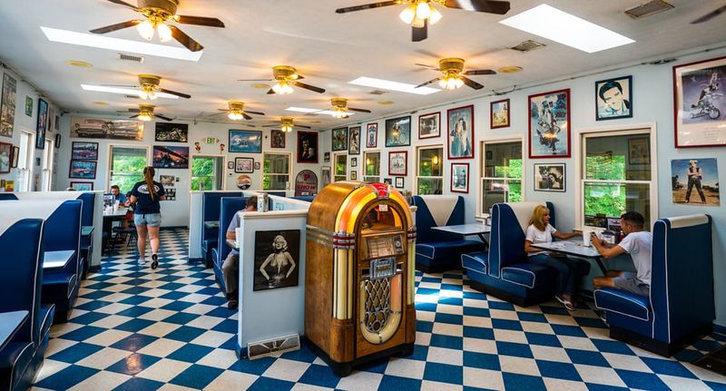 Jukebox Junction Restaurant & Soda Shoppe (Canton)