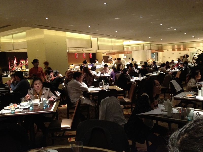 Noisy, chaotic atmosphere with bad acoustics