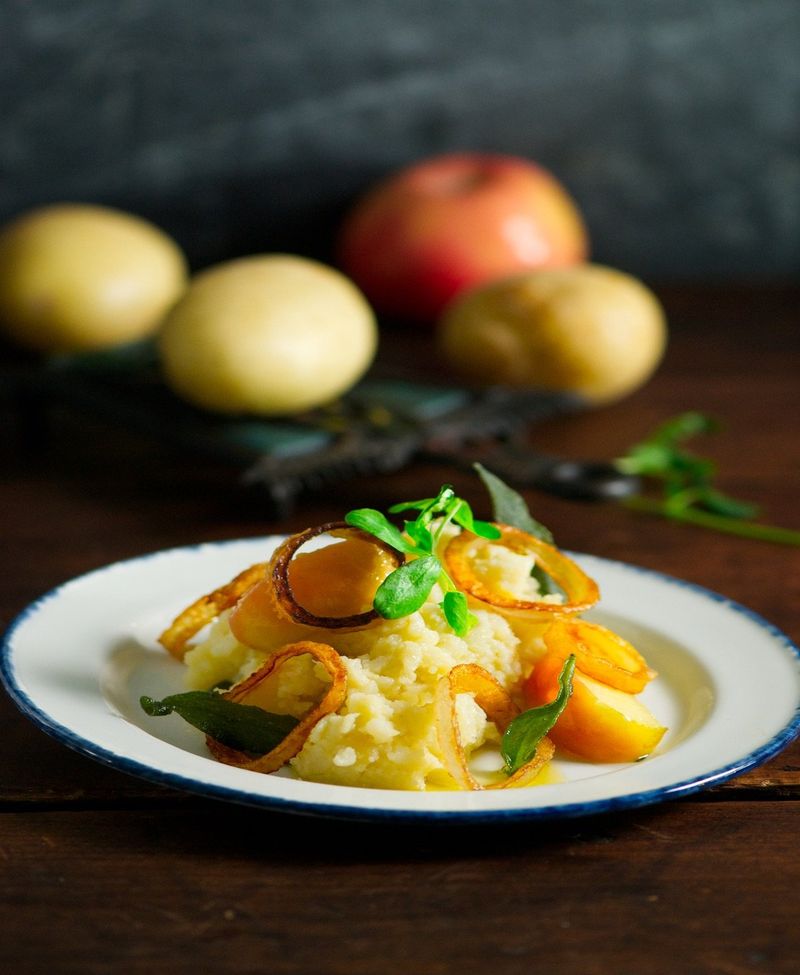 Himmel und Erde (mashed potatoes with apples)