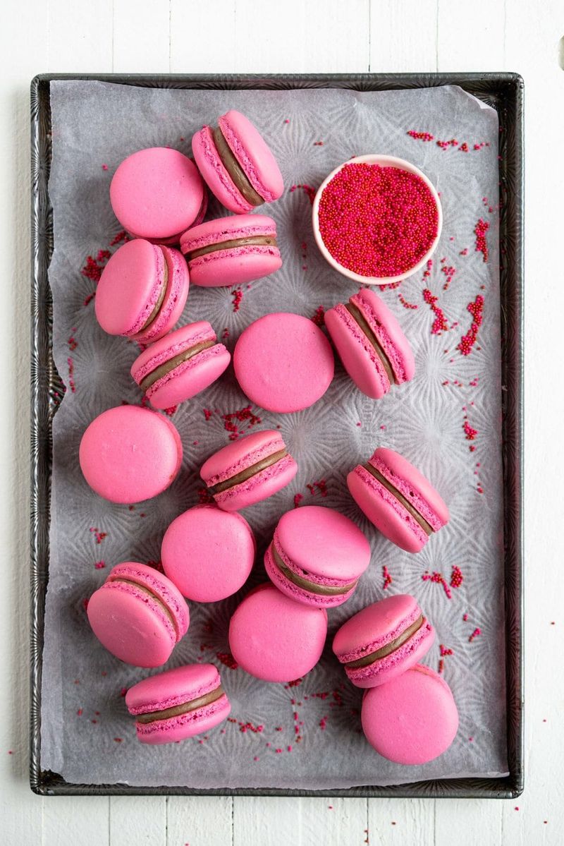 Strawberry or raspberry macarons