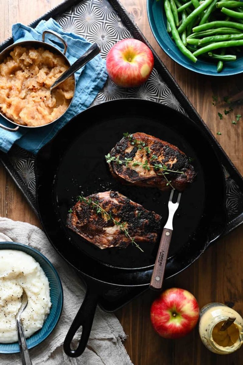 Pork chops with applesauce (cafeteria style)