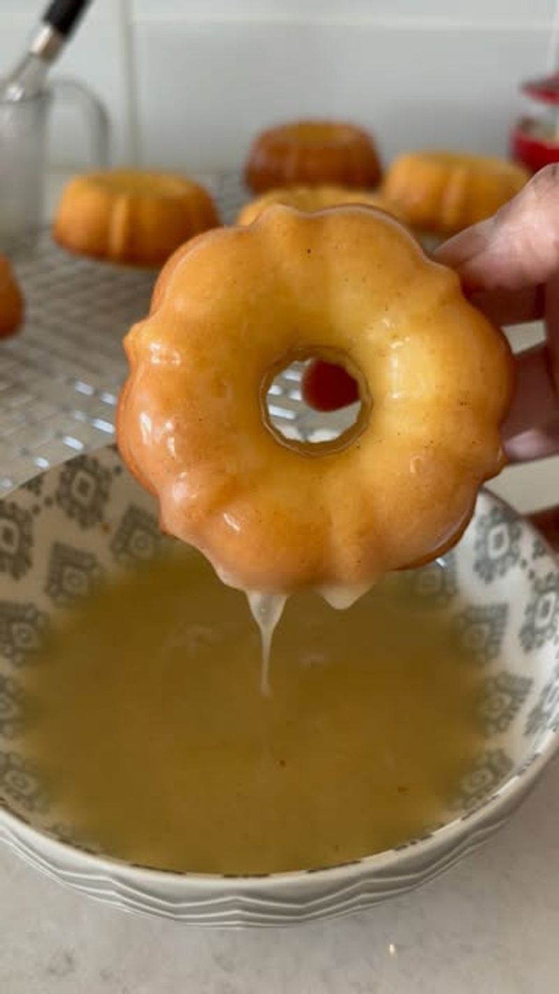 Classic Vanilla Bean Mini Cakes