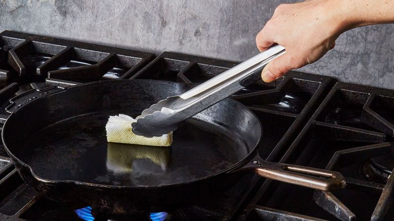 Cast iron and carbon steel: seasoning care
