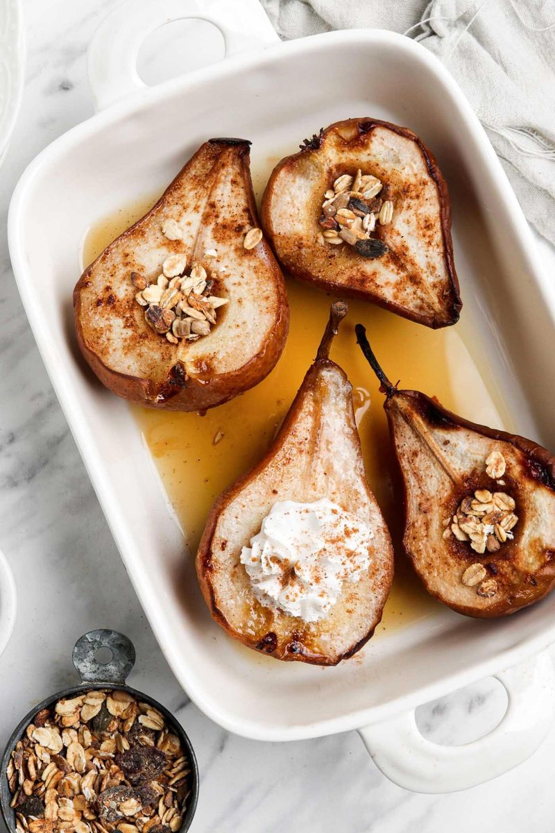 Baked pear with cinnamon
