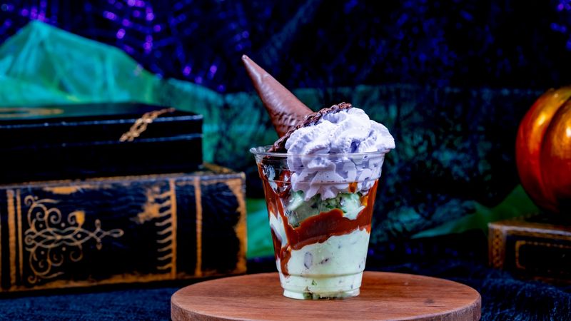 Minnie Witch Shake at Flo's V8 (Seasonal)