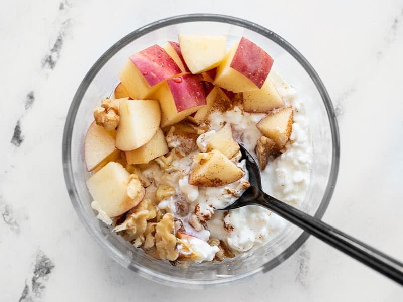 Cottage cheese with fruit and cinnamon