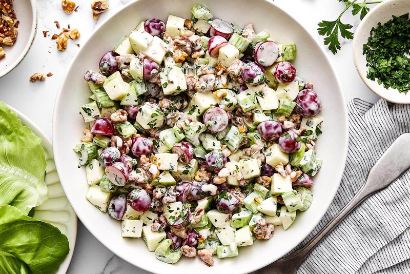 Waldorf salad (classic version)