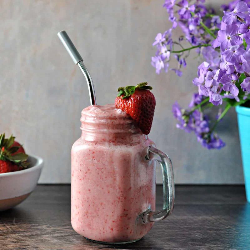 Keto Smoothie with Almond Milk and Berries