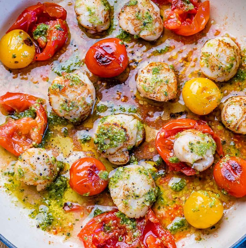 Scallops With Pesto and Cherry Tomatoes