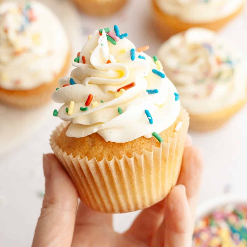 Vanilla Cupcakes With Pastry Cream Filling