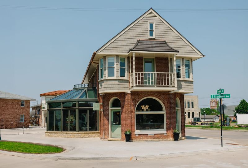 Roux + Lucia (Dubuque)