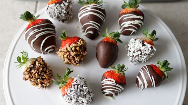 Chocolate-Dipped Strawberries With Fancy Toppings