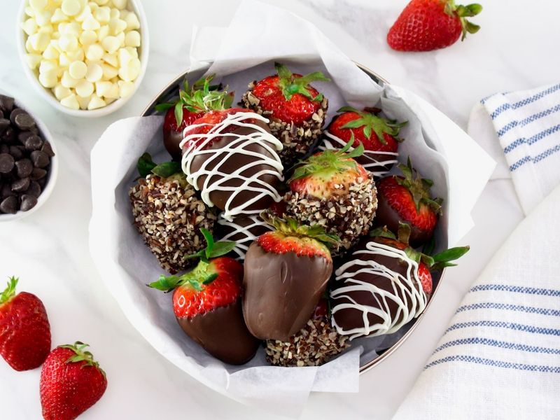 Chocolate-dipped strawberries (light dip)
